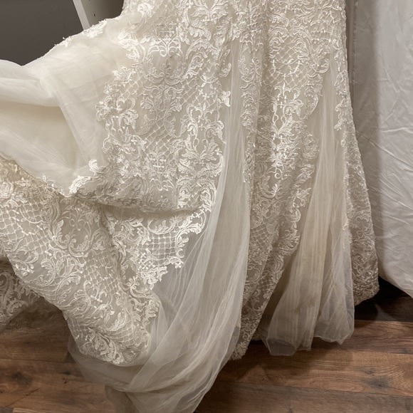 Wedding dress - Picture 6 of 7